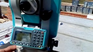 Установка тахеометра по уровню.