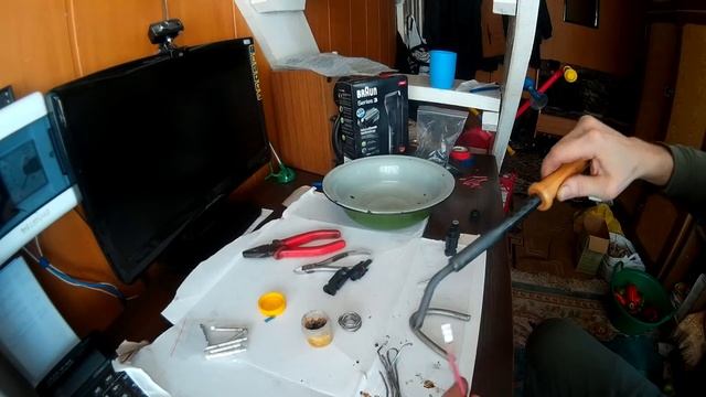 Паяем коннекторы на тройник для трёх солнечных панелей по 200 ватт. смотреть онлайн