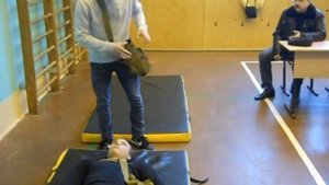 Надевание противогаза на пострадавшего