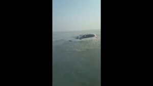 #Утопили машины на рыбалке# машина провалилась под лед
