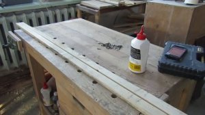 Деревянный скребок для снега.