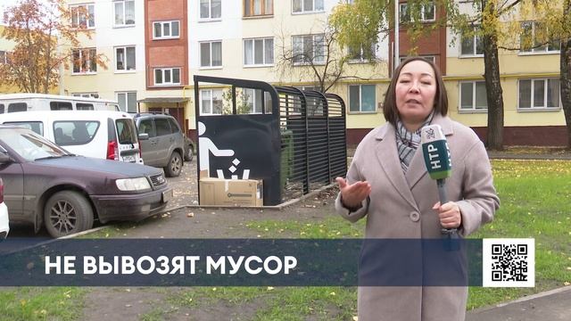 Из-за припаркованных машин спецтехника не может вывезти мусор в одном из дворов Нижнекамска смотреть онлайн