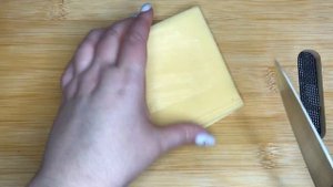 Пикантный и нежный салат, с копченой курицей и оливками