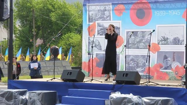 Колонки в пленке и красные маки: День Победы в Луганской области смотреть онлайн