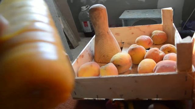 Персиковый сок с мякотью и мёд в него)) смотреть онлайн