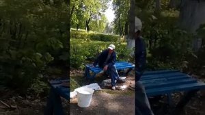 Пьяные маляры красят на стадионе в Кимовске Тульской области бордюры