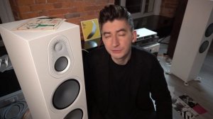 Напольная акустика Monitor Audio Silver 500 7G и сундук мертвеца