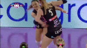 Liu Jo Nordmeccanica Modena-Novara: Difende, cade, si rialza e la mette già. Esegue Neriman Ozsoy
