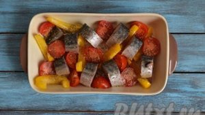 Скумбрия, запеченная в духовке с овощами