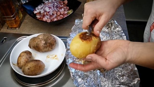 Острый КАРТОФЕЛЬНЫЙ САЛАТ с ОХОТНИЧЬИМИ КОЛБАСКАМИ и солеными огурцами | салат на каждый день