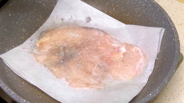 Куриная грудка за 10 минут!Куриное филе в пергаменте на сковороде. Казакша рецепт. Легкий рецепт. смотреть онлайн