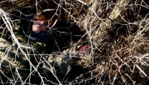 Раненая украинская военнослужащая жестом попросила о помощи, заметив российский беспилотник