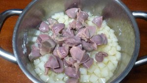 Тушеный картофель с утиными желудками