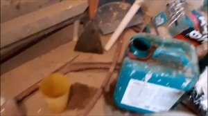 Толстый наливной пол Старатели. Заливка трубы теплого водяного пола в штробе.