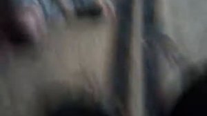 Пацан сует в рот носок ржака