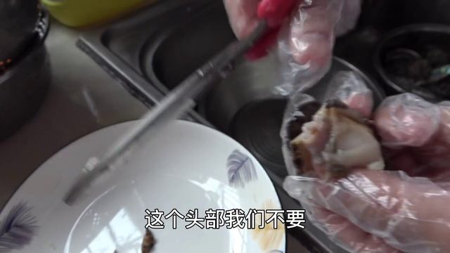 媳妇坐月子最后几天，老公亲自做鲍鱼饭，又炖一份排骨，真是太有心了