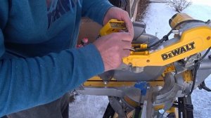 Апгрейд пилы DeWALT с помощью синей изоленты. Ещё тот HandyMan