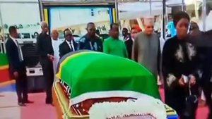 KIKWETE APATWA NA HUZUNI KUBWA AKIUAGA MWILI WA HAYATI MWINYI