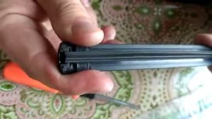 Снятие наконечника с безкаркасного дворника.