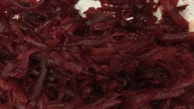 Свекольный салат с яйцами и сыром