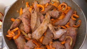 Свинная печень с лапшой и овощами. Свиная печёнка побыстрому/Foie de Porc, Noodles rapide et facile