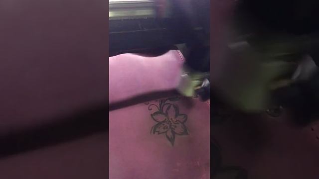 Нанесение лазерной гравировки на кожу смотреть онлайн