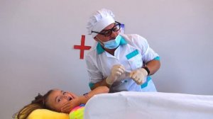 Алиса и папа учатся мыть руки и кушать полезные фрукты