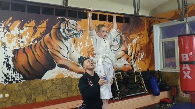 Как научить ребёнка подтягиваться | подтягивания на перекладине | как научиться подтягиваться