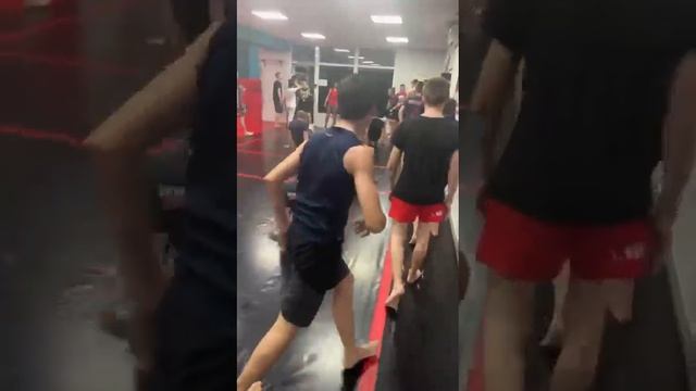 РАЗМИНКА НА КИКБОКСИНГЕ. смотреть онлайн