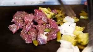 В Японии Самая ВКУСНАЯ Уличная еда! Особенно Морепродукты