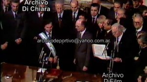 Carlos Menem toma juramento a Eduardo Bauza como Ministro del Interior 1989 V-13133 DiFilm