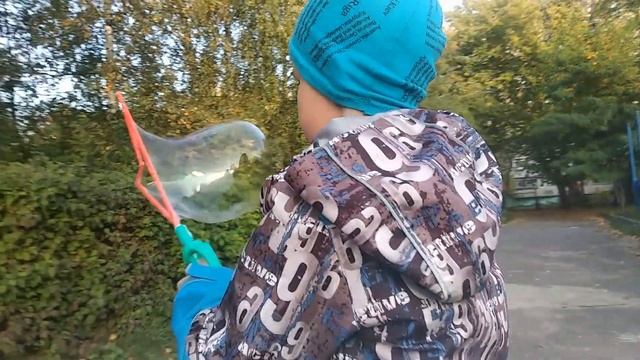 Надуваем большие мыльные пузыри! Дима и Серёжа пошли в парк надувать мыльные пузыри смотреть онлайн