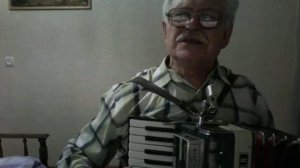 На берегу сидит морячка
