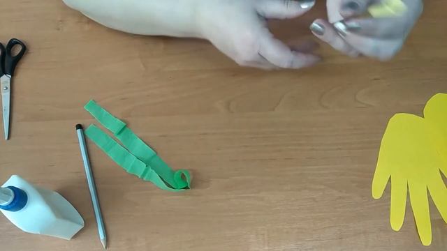 Лілія з паперових долоньок/ поробки для дітей