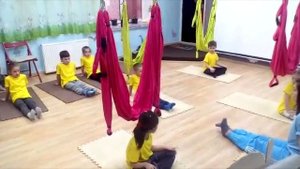 Антигравитационная йога для детей в Школе Креативного Мышления. /Aerial Yoga for Kids!