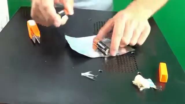 как добыть огонь из пальчиковой батарейки и фольги Best Lighter From AA Battery