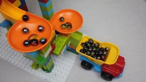 Горка для шариков - спирали, воронки и вода.