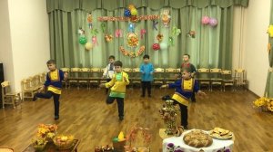 Танец для мальчиков на Осеннем утреннике .