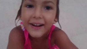 Бассейн, горка. Игра в бассейне. Катаемся на горке, плаваем. Игра для детей. Видео для детей.