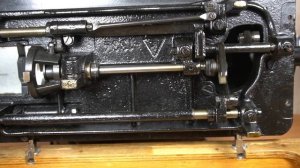 Швейная машинка Лучник. Как отрегулировать челнок и петлистую строчку. Обзор машины Lucznik