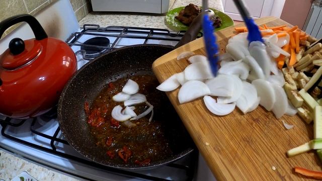 Приготовление мяса косули в сливочном соусе с овощами, вкуснейший рецепт.