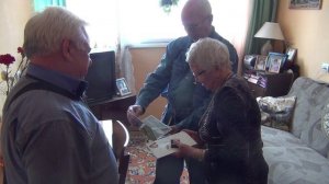 9 мая ветерану  день рождения, она принимает поздравление.mp4