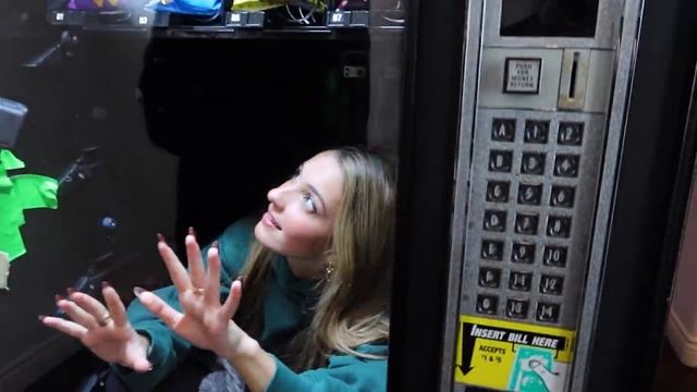 OVERNIGHT IN A VENDING MACHINE!! смотреть онлайн