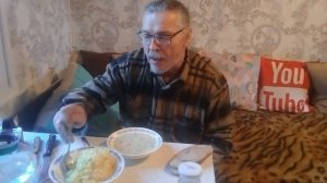 Жизнь в деревне - Кушаем картошку с окрошкой