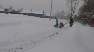 Снегоуборщик СМ-600 г.Чебоксары помогает убирать снег. Небольшой лайфхак для натяжки ремня.