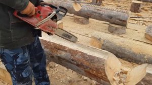 Обработка теплового паза сруба из бревна для бани