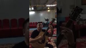 Китаец круто играет на гитаре