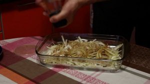 Простой рецепт курицы в духовке на луковой подушке.