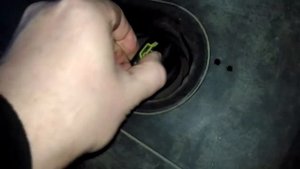 Не снимается крышка маслозаливной горловины