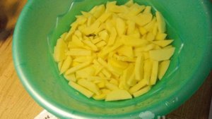 Картошка жареная со свиными шкварками и луком